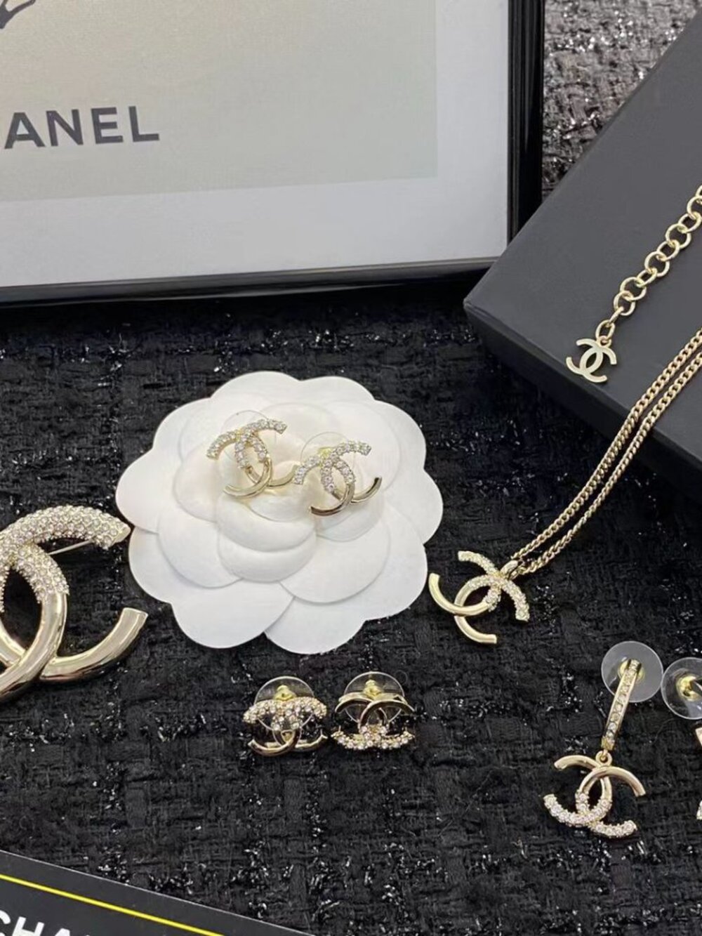 💕Chanel Half-Diamond Large Double-C Brooch - Picture 9 of 10